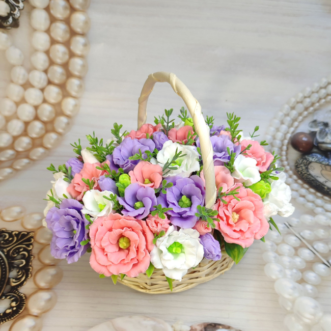 Эустомы в корзине