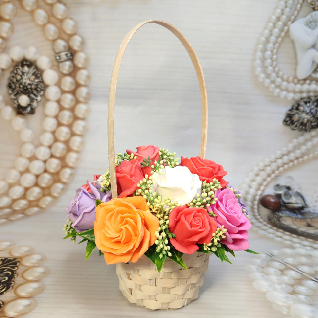Корзинка с яркими розами