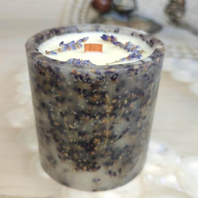 Свеча из воска с ароматом лаванды