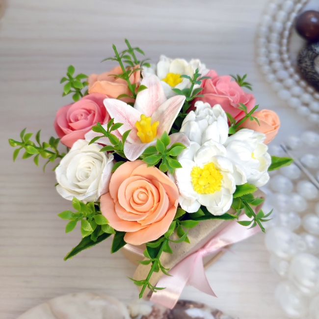 Лилия в окружении роз