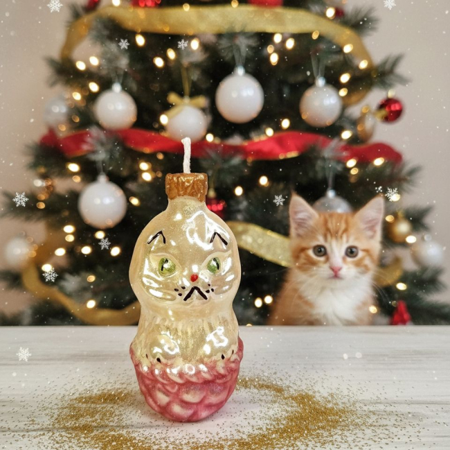 Котёнок и ёлочная игрушка