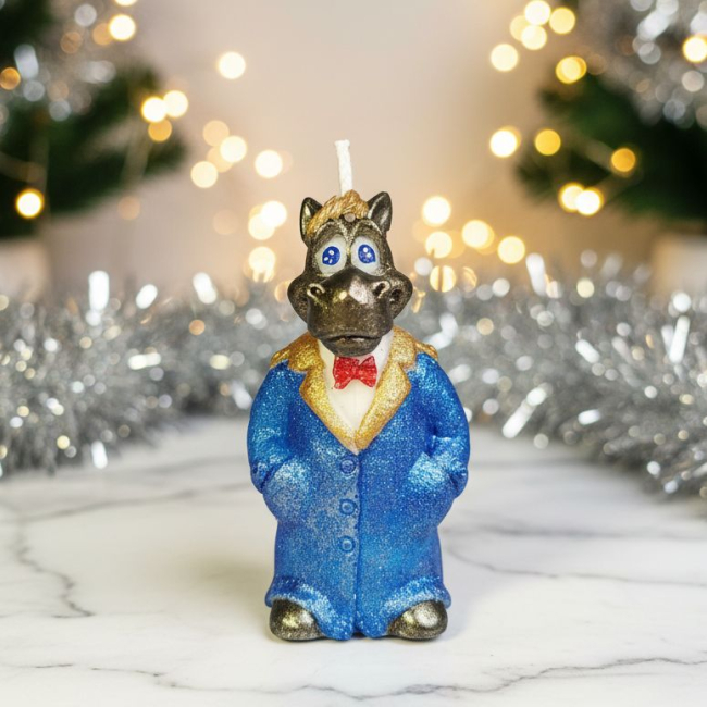 Свеча конь в пальто