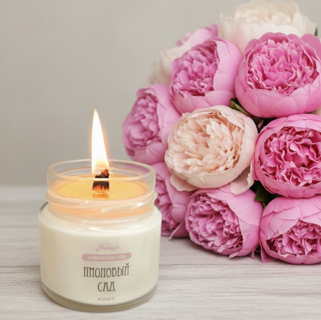букет пионов и пламя свечи