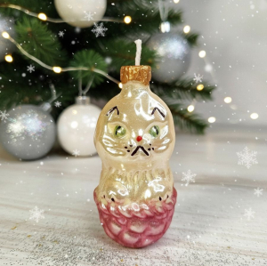 Кот сидит в корзине