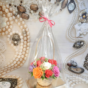 Яркие разноцветные розы в корзинке