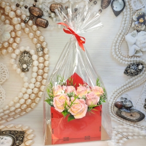 Розы в деревянном конверте