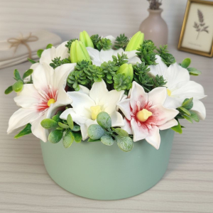 myloland.by Лилии в круглой коробке