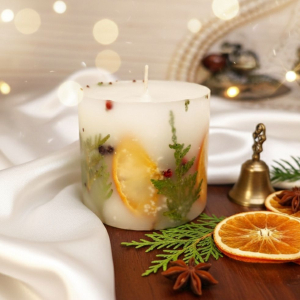 Веточки туи в свече