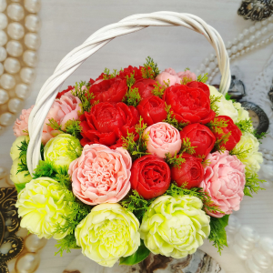 нежно-лимонные пионы